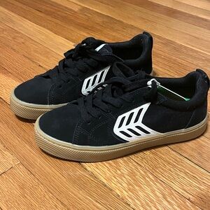 NWT. Cariuma Catiba Pro Black Sneakers with White Highlights